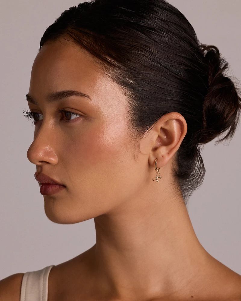 Breloque d’oreille simple nœud en or jaune 10 carats