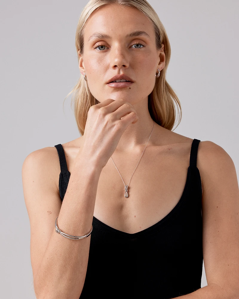 Bracelet ovale à bande fendue avec nœud en argent sterling