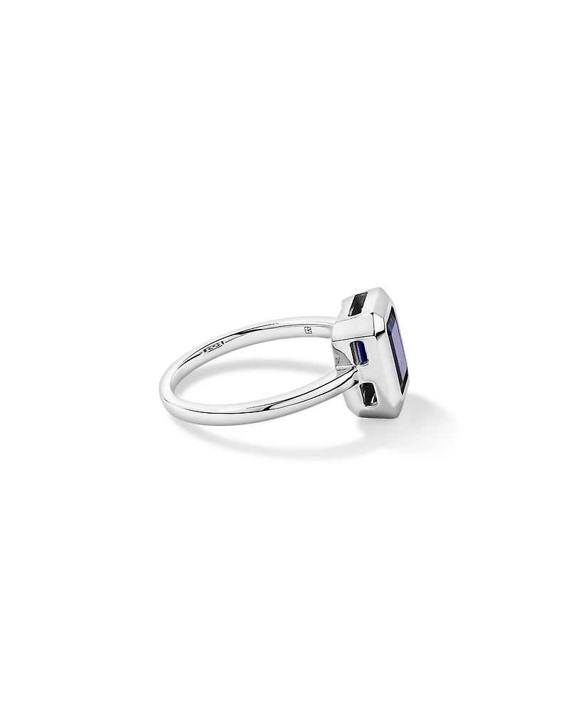 Bague en or blanc 10 carats sertie d'un saphir synthétique taille émeraude