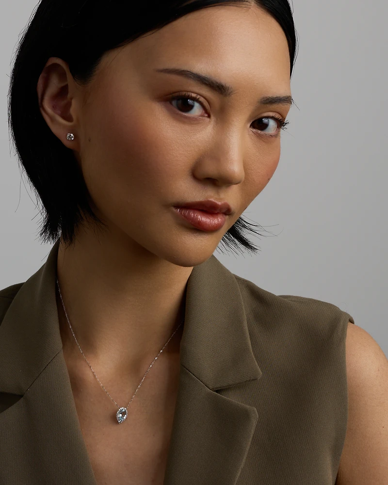 Collier Pendentif Halo Avec Pierre Précieuse Aigue-Marine Bleue Taille Ovale Et 0,19 Carat Pt De Diamants En Or Blanc 10 Ct