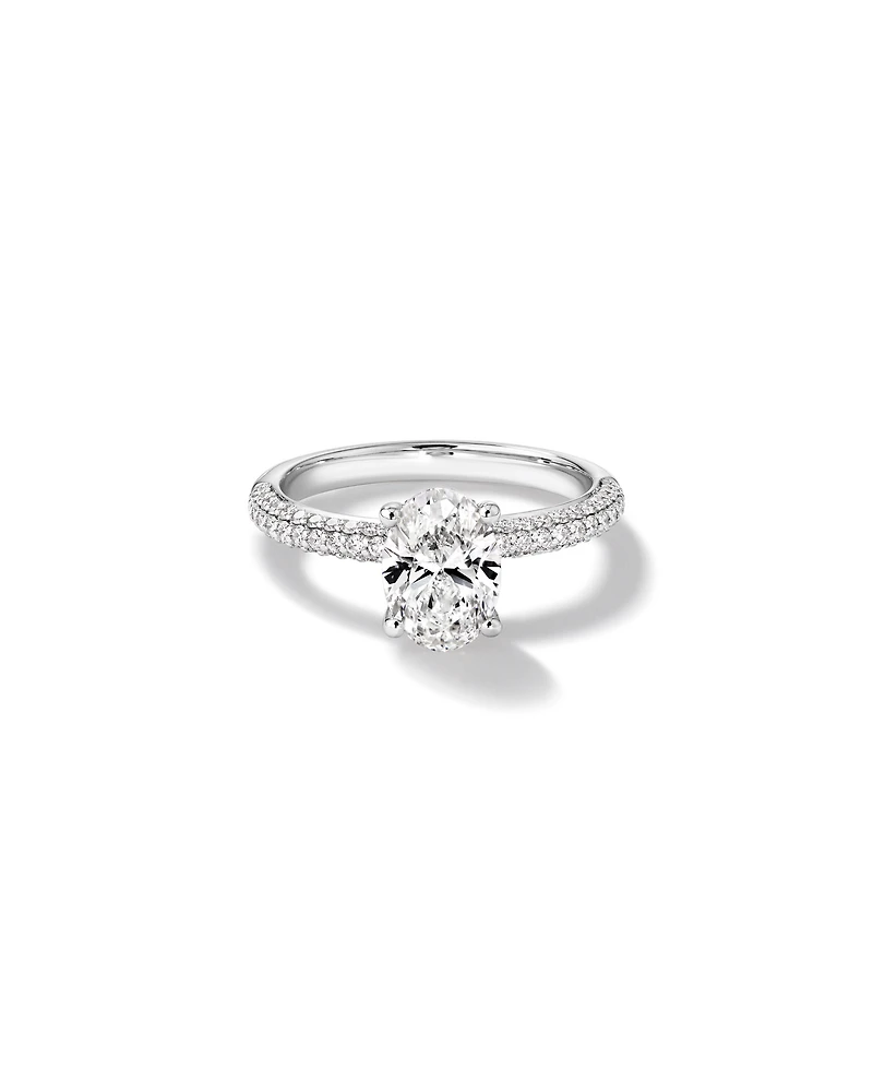 Bague De Fiançailles Solitaire En Diamant Laboratoire Taille Ovale 1,95 Carat Poids Total Avec Accent Latéral Or Blanc 14 Carats