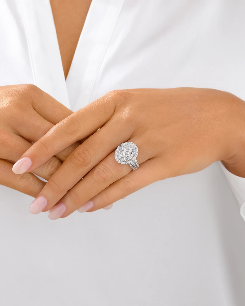 Bague à pavé ovale en or blanc 14 K avec diamants totalisant 2,50 ct