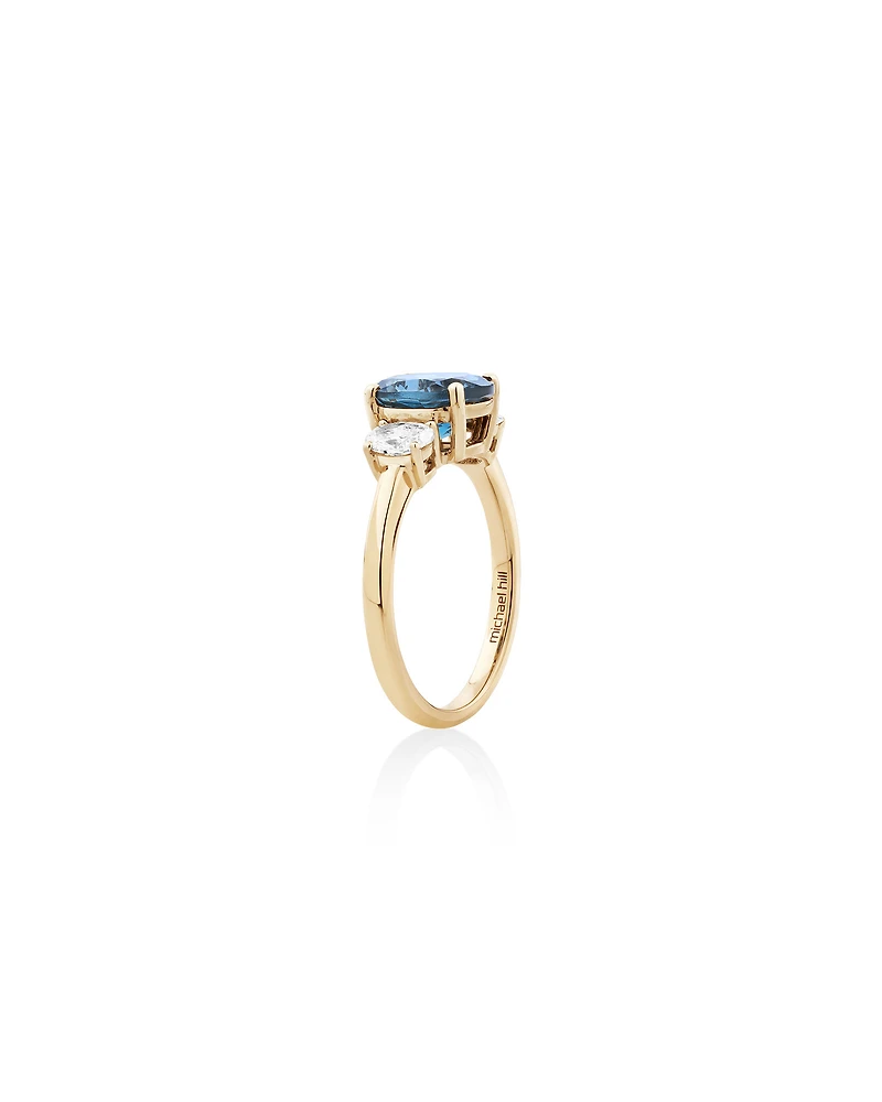 Bague en or jaune 14 K avec topaze bleue et diamants totalisant 0,46 ct