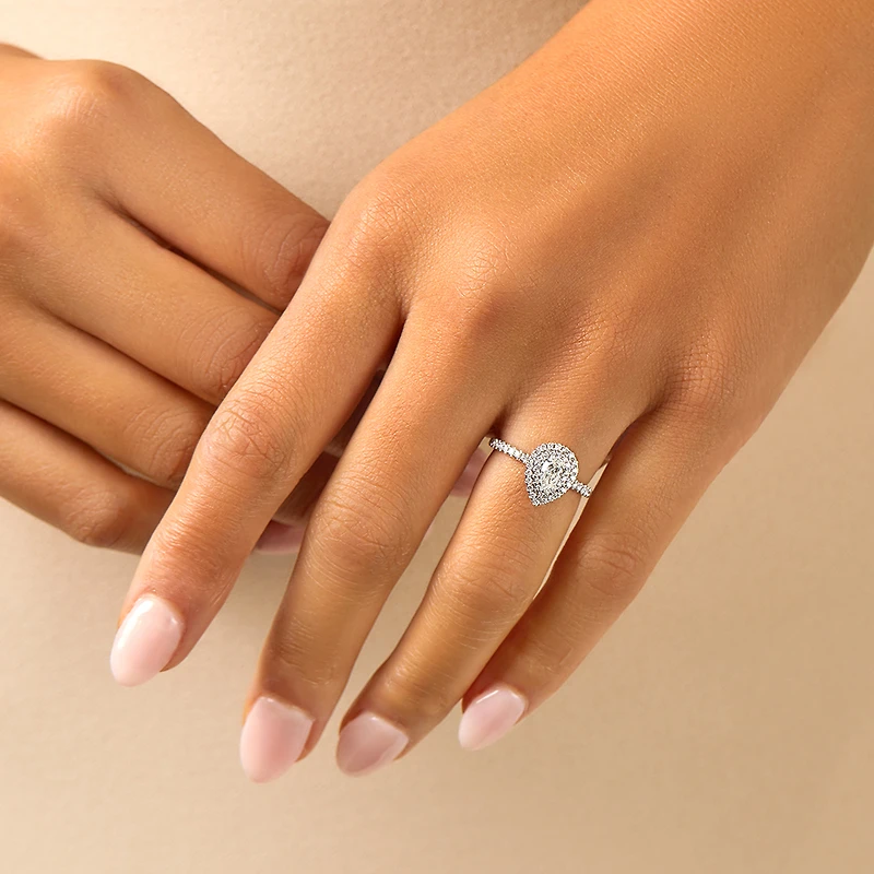 Bague à halo double en or blanc 18 K à diamants totalisant 0,71 ct