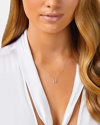 Collier en or blanc 10 K avec pendentif W à diamants totalisant 0,10 ct
