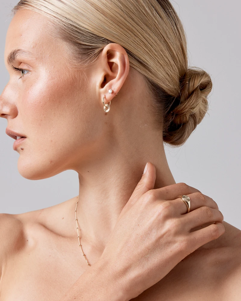 Boucles d'oreilles créoles Huggie avec pendentif cercle Sunray en or jaune 10 kt