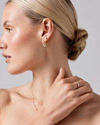 Boucles d'oreilles créoles Huggie avec pendentif cercle Sunray en or jaune 10 kt