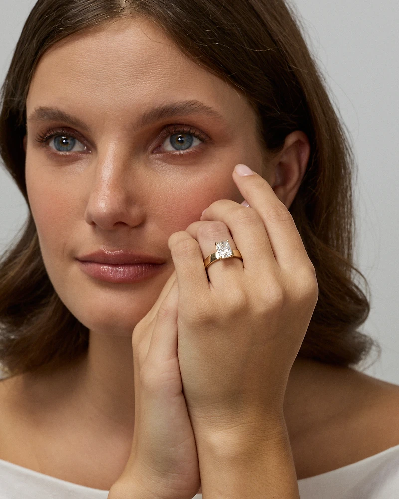 Bague solitaire en or jaune 14 carats sertie d'un diamant de laboratoire taille coussin allongé 2,00