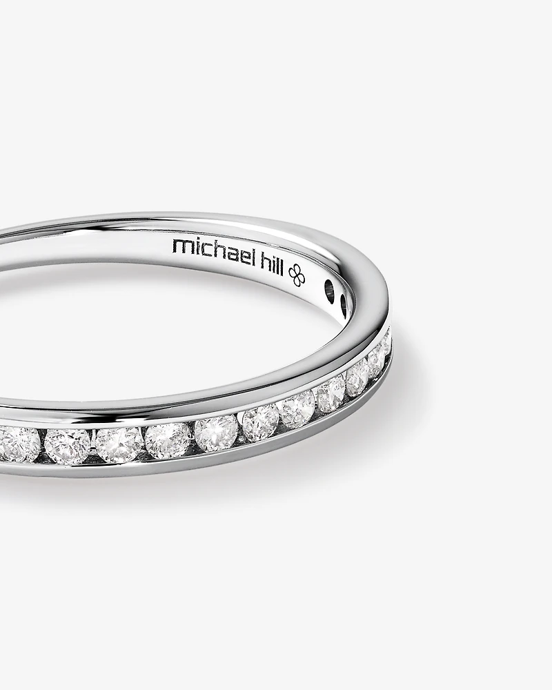 Alliance en or blanc 14 K avec diamants totalisant 0,25 ct