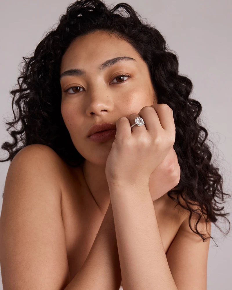 Bague de fiançailles en or blanc 14 carats avec halo de diamants taille ovale de 2,92 carats