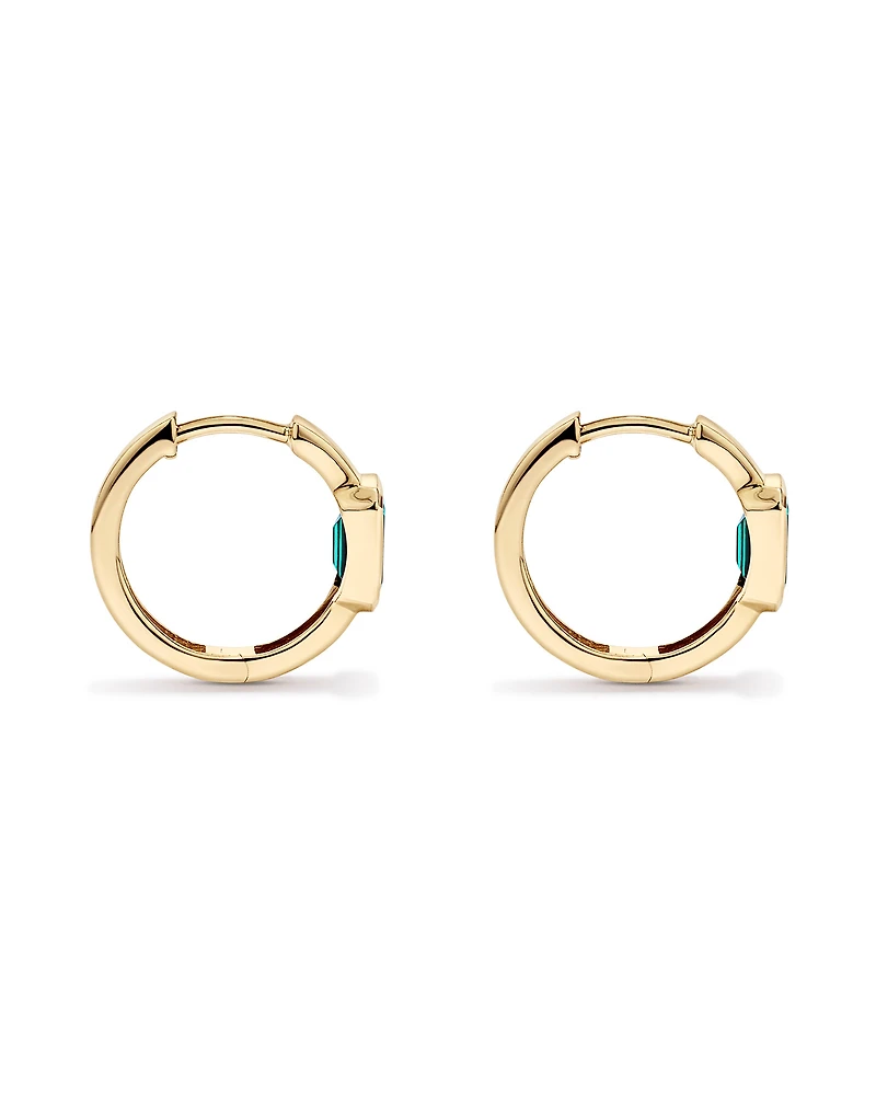 Création des boucles d’oreilles Huggie en lunette émeraude en or 10 carats