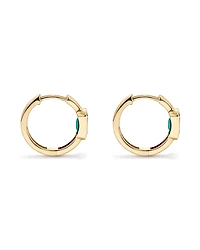 Création des boucles d’oreilles Huggie en lunette émeraude en or 10 carats