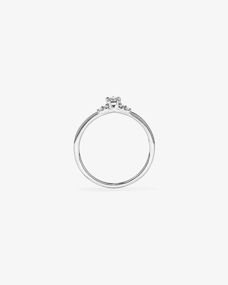 Bague de promesse Chevron en or blanc 10 carats avec diamant rond brillant de laboratoire (poids total de 0,15 carat)
