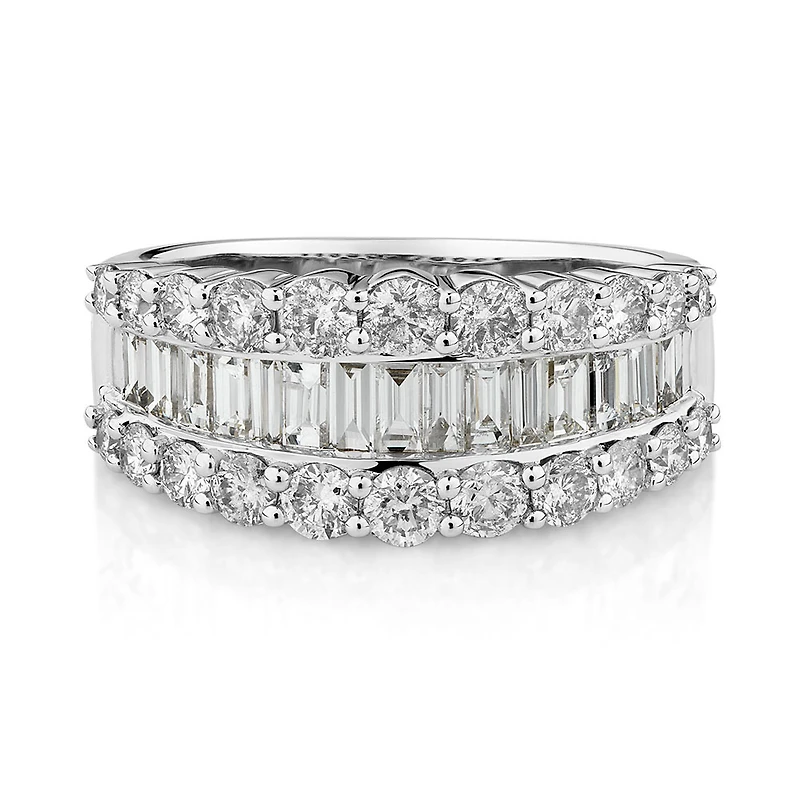 Bague en or blanc 14 K avec diamants totalisant 2 ct