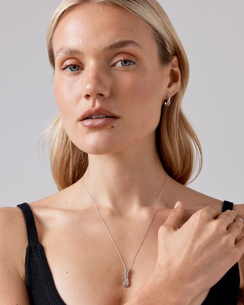 Boucles d'oreilles clous demi-créoles en nœud en argent sterling