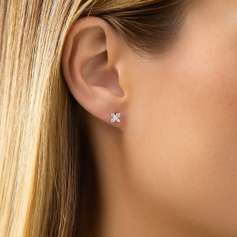 Boutons d'oreilles fleuries en argent sterling avec zircon cubique