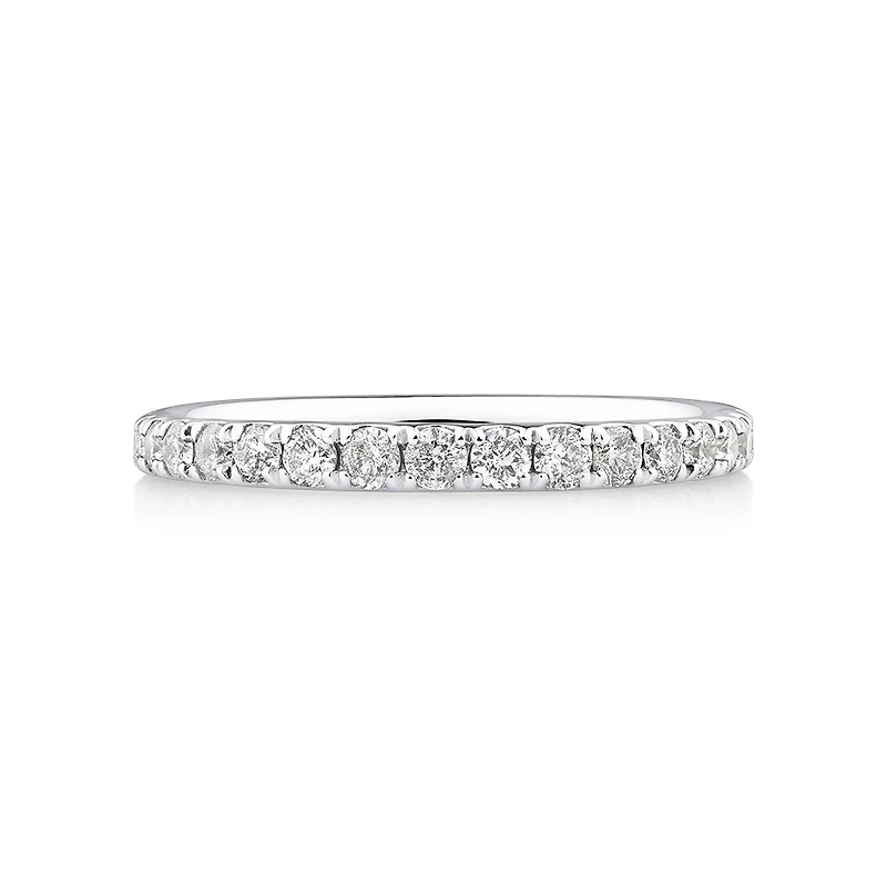 Alliance en or blanc 14 K avec diamants totalisant 0,50 ct