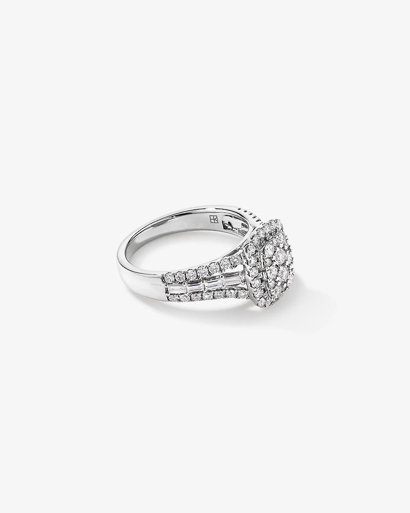 Bague en or blanc 14 carats sertie de diamants ronds brillants et baguettes (1,25 carat au total)