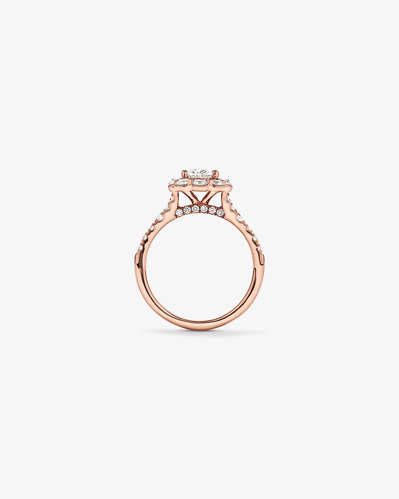 Bague en or rose 14 carats sertie d'un diamant ovale de synthèse 2,15 (poids total) avec halo