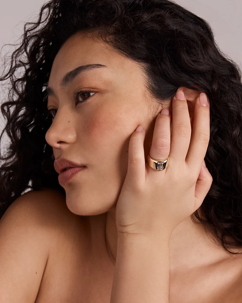 Bague cigare moderne en or jaune 14 carats, sertie d'un diamant de 2,00 carats taille émeraude cultivé en laboratoire