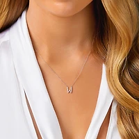 Collier en or blanc 10 K avec pendentif W à diamants totalisant 0,10 ct