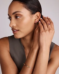 Boucles d'oreilles clous halo en or jaune 10 kt avec rubis créé taille ovale et diamants