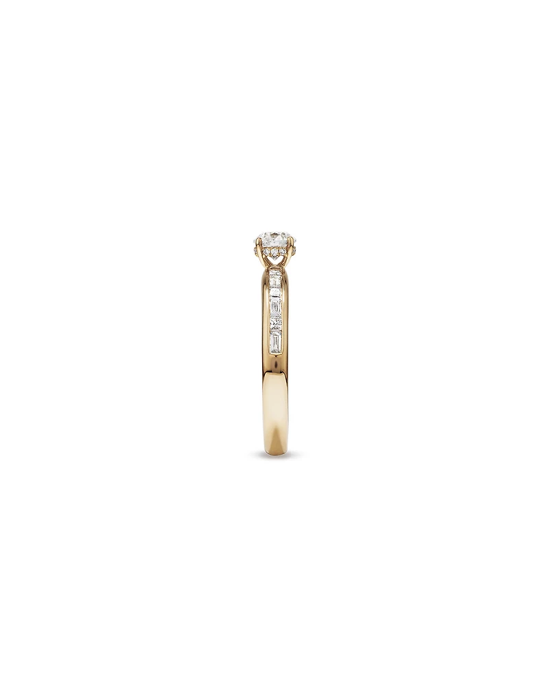Bague de Fiançailles avec Accent Latéral en Diamant Rond Brillant et Baguette 0,77 Carat TW, et Princesse avec Halo Caché en Or Jaune 14 kt