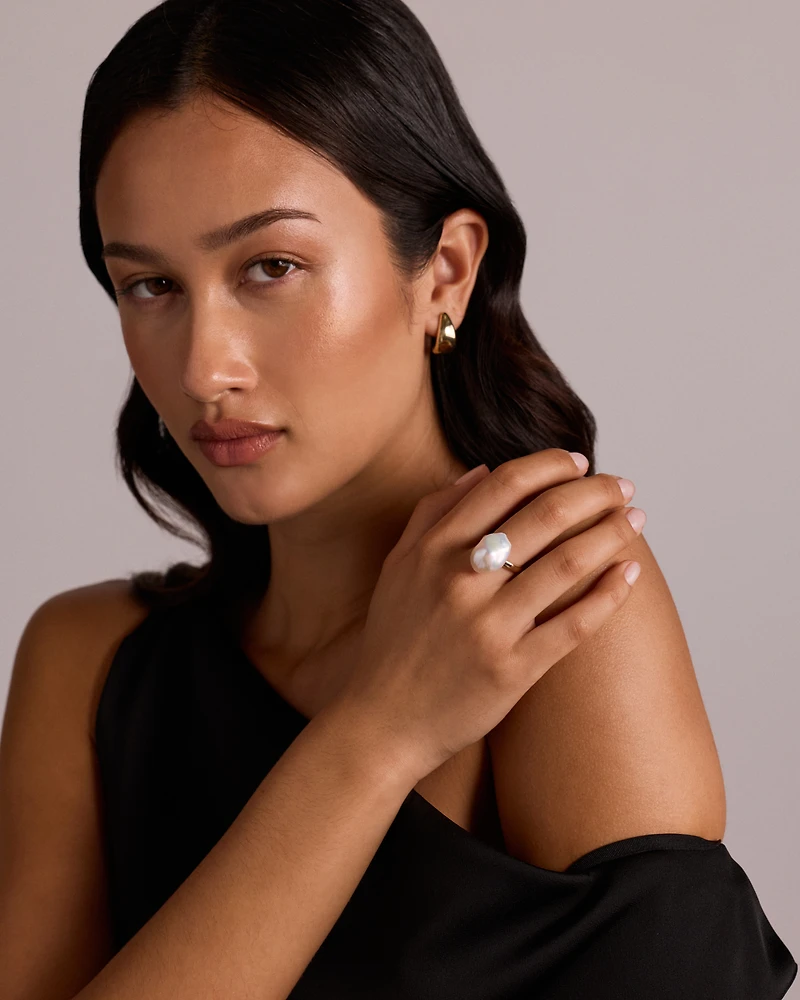 Bague avec perle baroque d’eau douce cultivée en or jaune 10 carats