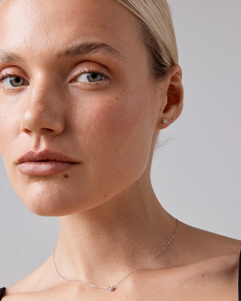 0,25 carat TW Boucles d’oreilles rondes à lunette solitaire avec diamants brillants en or blanc 18 carats