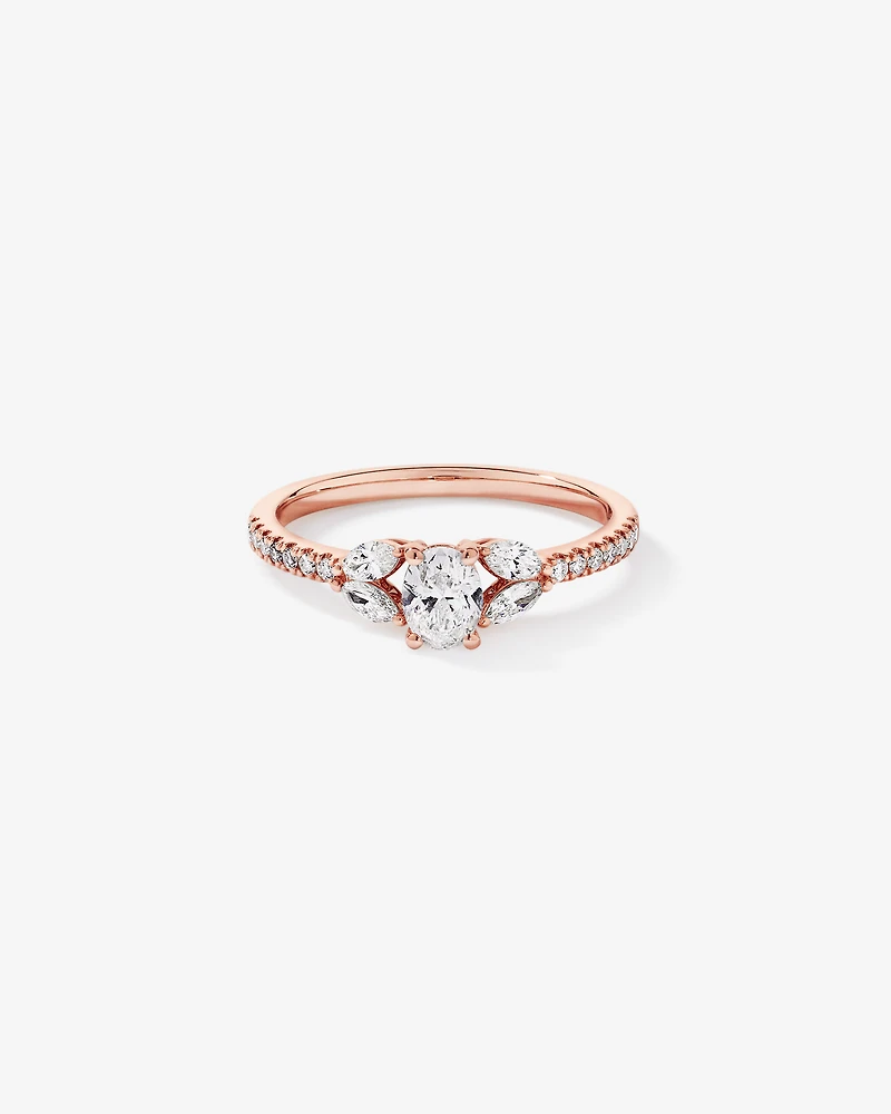 Bague en or rose 14 carats sertie de diamants ovales, ronds brillants et marquise (0,59 carat au total) sur les côtés