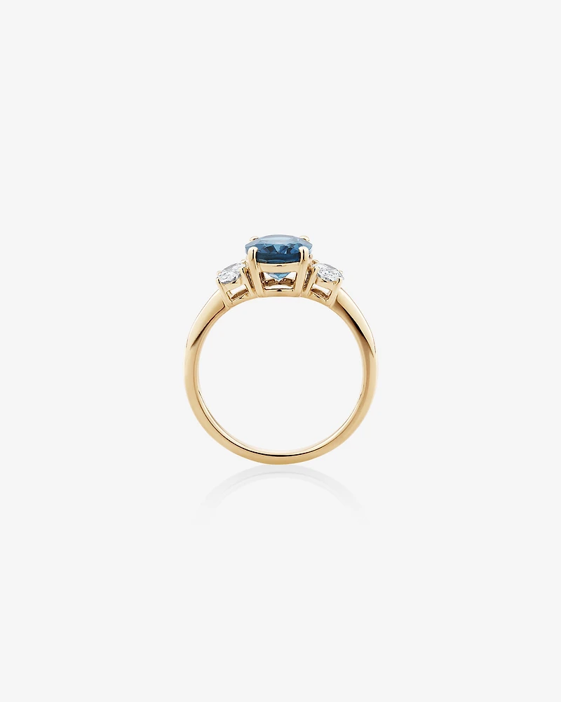 Bague en or jaune 14 K avec topaze bleue et diamants totalisant 0,46 ct
