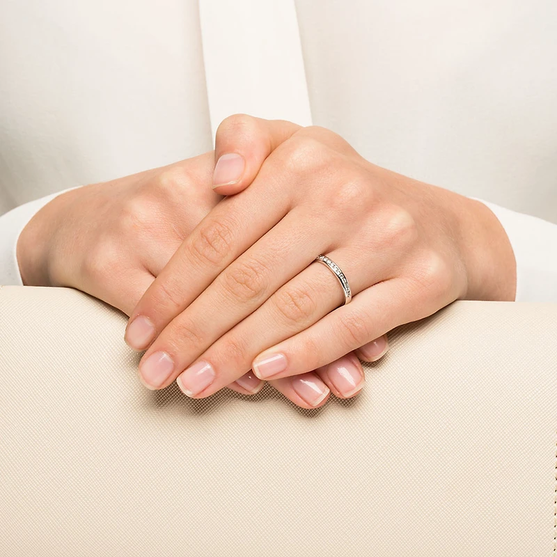 Alliance en or blanc 14 K avec diamants totalisant 0,25 ct