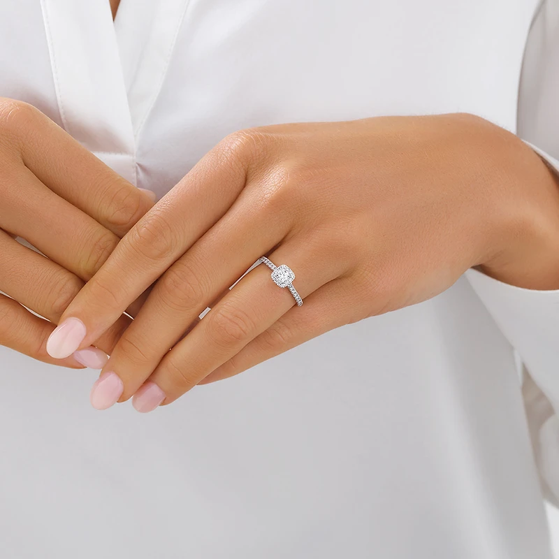 Bague halo en or blanc 14 carats avec diamants ronds brillants de 0,50 carat