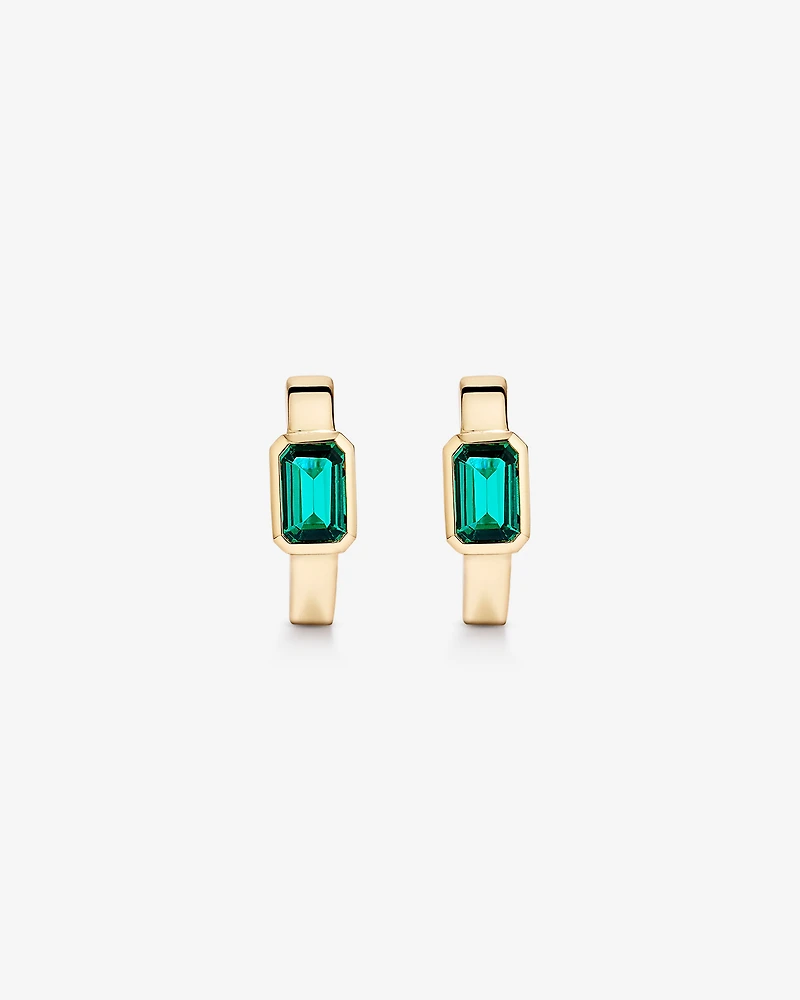 Création des boucles d’oreilles Huggie en lunette émeraude en or 10 carats