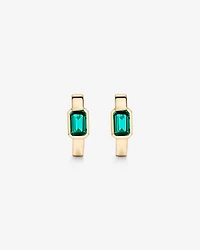 Création des boucles d’oreilles Huggie en lunette émeraude en or 10 carats