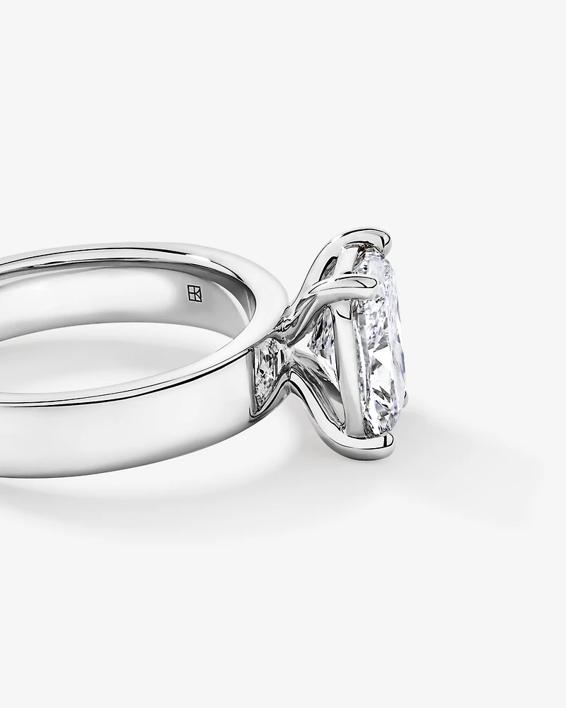 Bague solitaire en or blanc 14 carats sertie d'un diamant de laboratoire taille coussin allongé 2,00