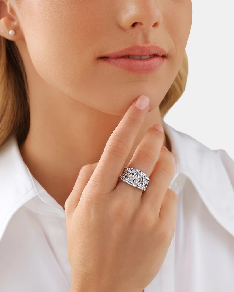 Bague classique en or blanc 14 K avec pavé de diamants totalisant 1,50 ct