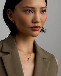 Pendentif à l’initiale de la lettre Q en diamant en or jaune 10 carats