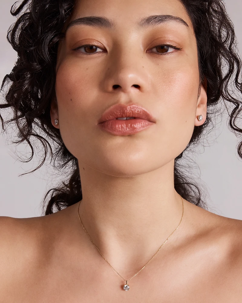 2,00 Carat TW Boucles d'oreilles puces solitaires en diamant en or jaune 18kt