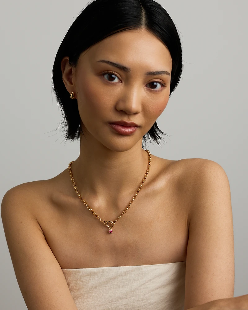 Pendentif Cœur avec Rubis de Synthèse en Serti Clos, Or Jaune 10 Carats