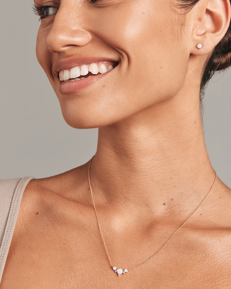 Boucles d'Oreilles Clous en Or Jaune 10kt avec Opale Australienne Ronde