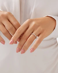 Alliance en or blanc 14 K avec diamants totalisant 0,50 ct