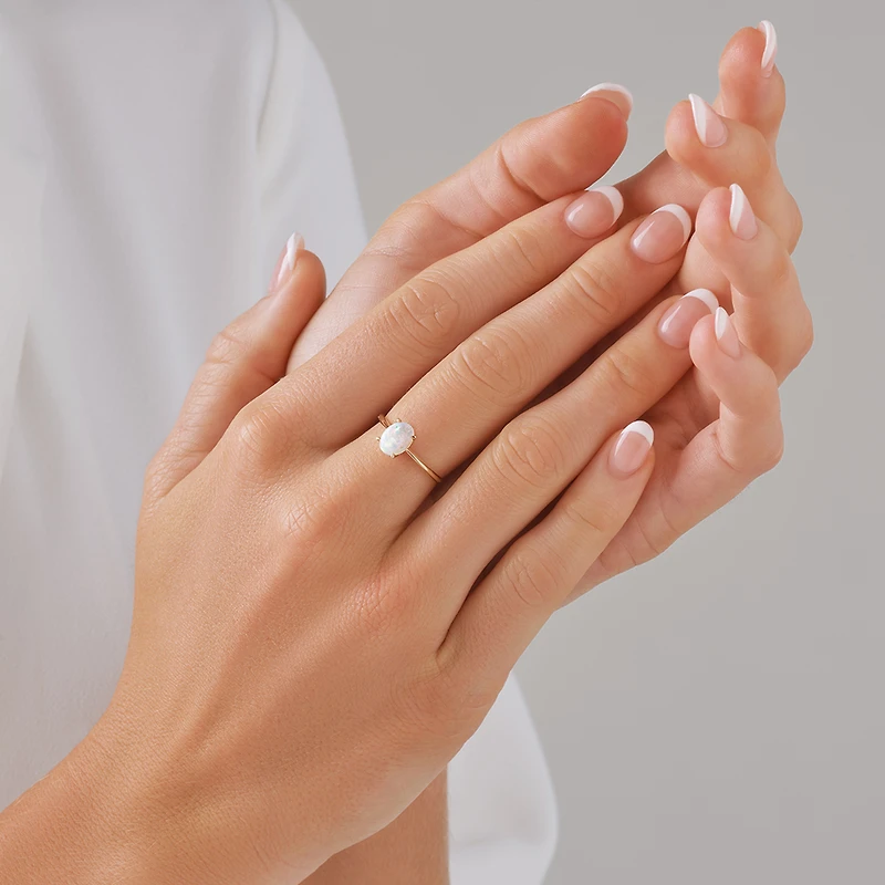 Bague à solitaire en or jaune 10 K avec opale