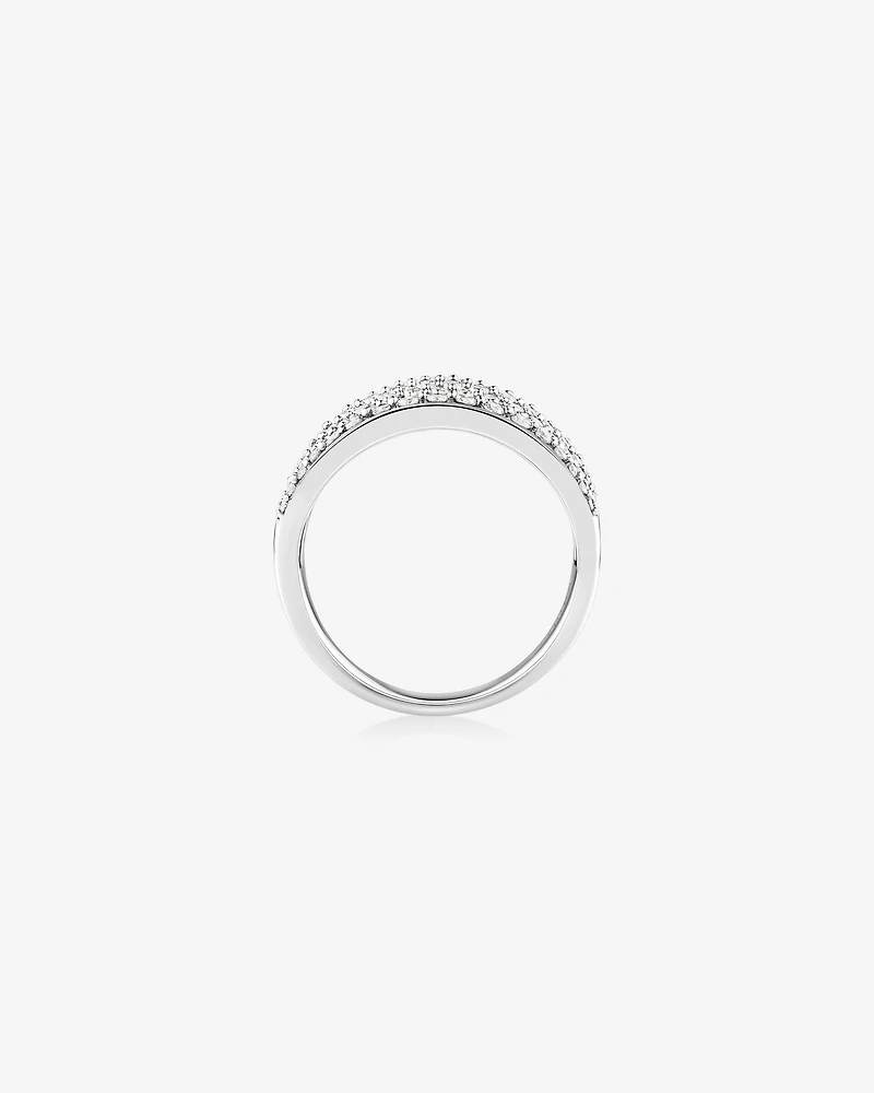 Bague classique en or blanc 14 K avec pavé de diamants totalisant 1,50 ct