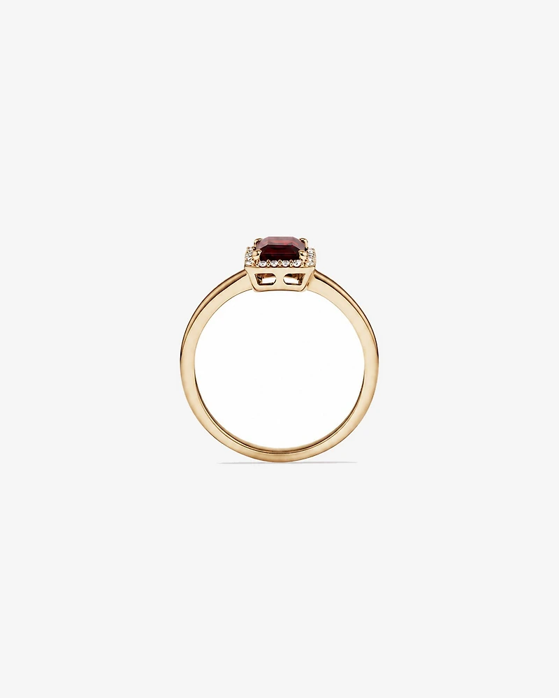 Bague halo Grenat taille émeraude avec diamants en or jaune 10 ct