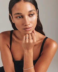 Bague de fiançailles halo en or jaune et blanc 14 carats avec diamant taille émeraude d'un poids total de 0,31 carat.