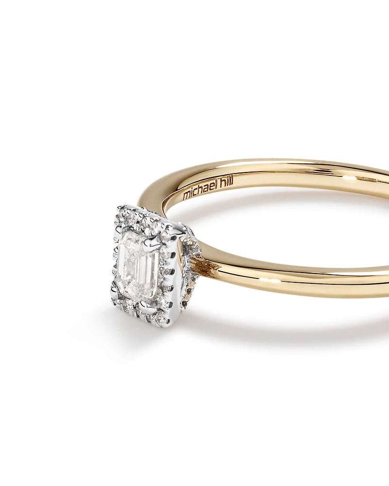 Bague de fiançailles halo en or jaune et blanc 14 carats avec diamant taille émeraude d'un poids total de 0,31 carat.