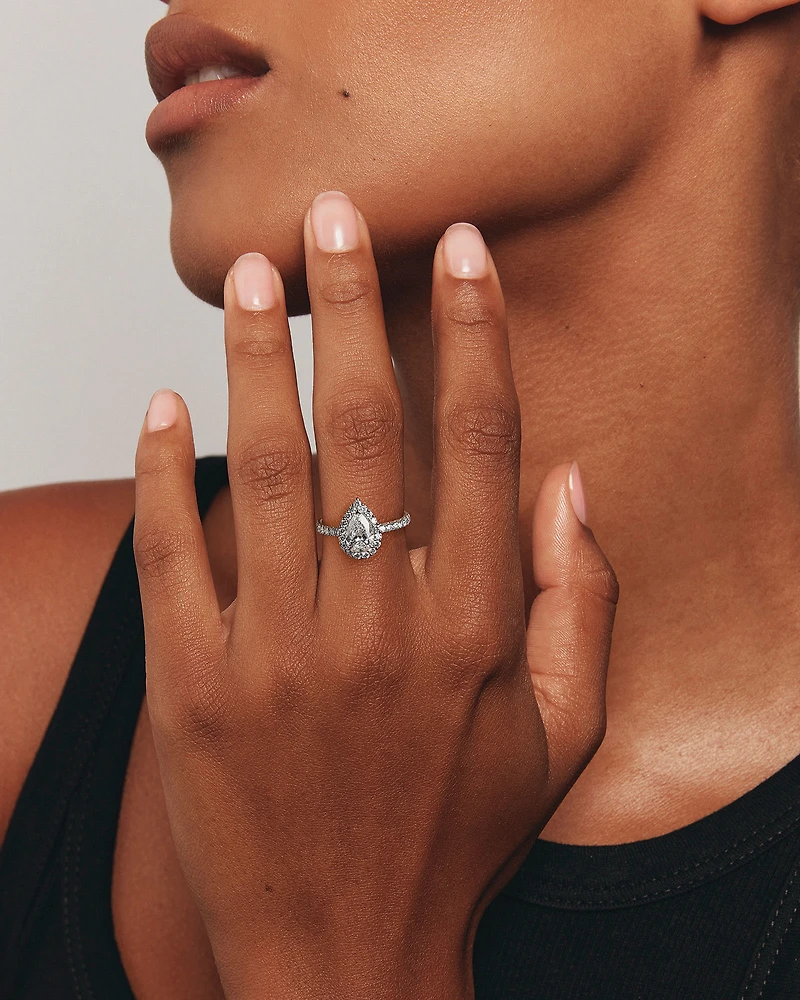 Bague De Fiançailles Halo En Diamant De Laboratoire Taille Poire De 1,82 Carat Poids Total En Or Blanc 14 Carats