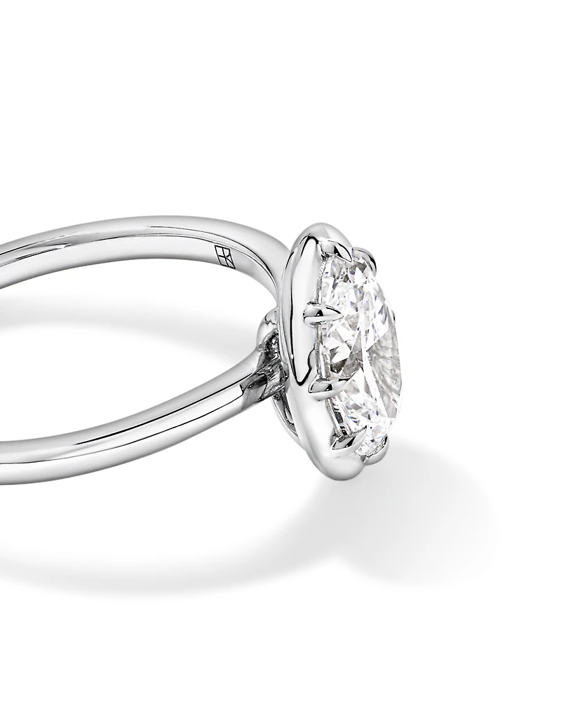Bague solitaire en or blanc 14 carats sertie d'un diamant ovale de synthèse 1,50 carat