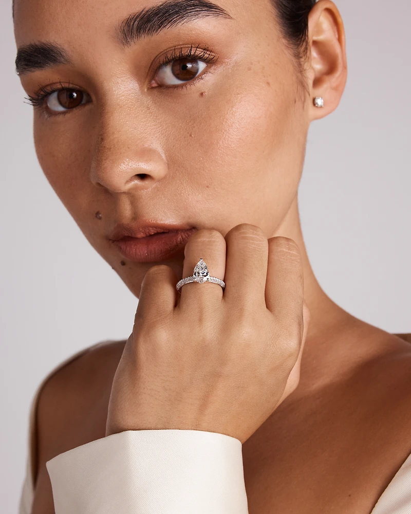Bague de fiançailles en diamant laboratoire taille poire 1,96 carat poids total or blanc 14 kt